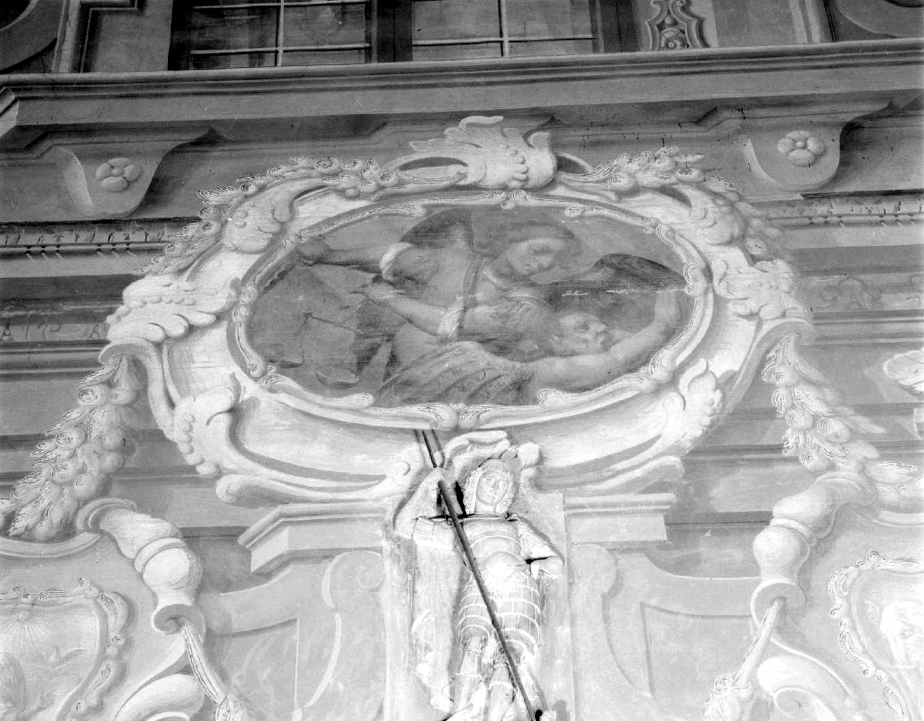 San Michele Arcangelo uccide il demonio entro finta cornice (decorazione pittorica) di Ferrari Francesco (ultimo quarto sec. XVII)
