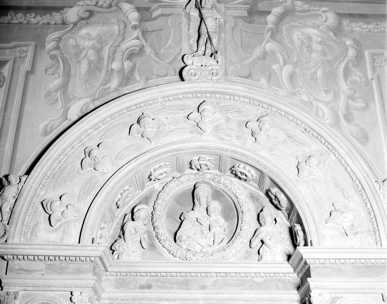 Madonna con Bambino in ghirlanda di fiori e due angeli adoranti (rilievo) di Barocci Ambrogio detto Ambrogio da Milano (sec. XV)