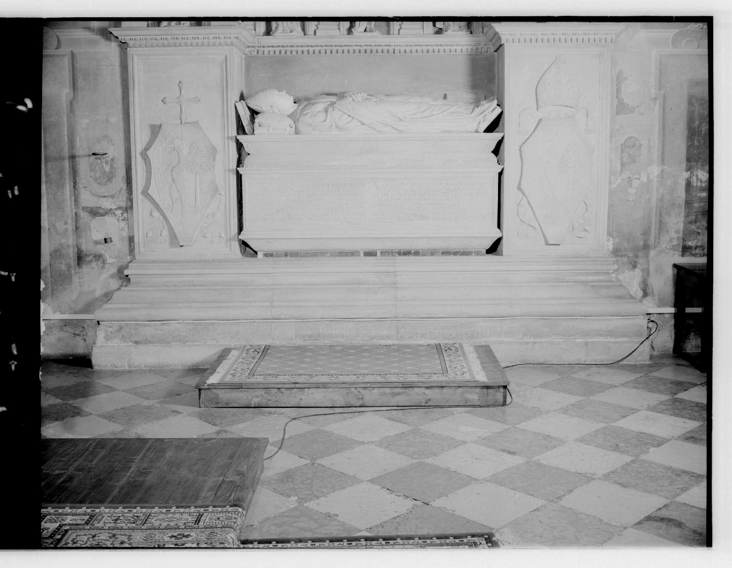 Il vescovo Lorenzo Roverella defunto tra gli stemmi di famiglia (scultura) di Barocci Ambrogio detto Ambrogio da Milano (sec. XV)