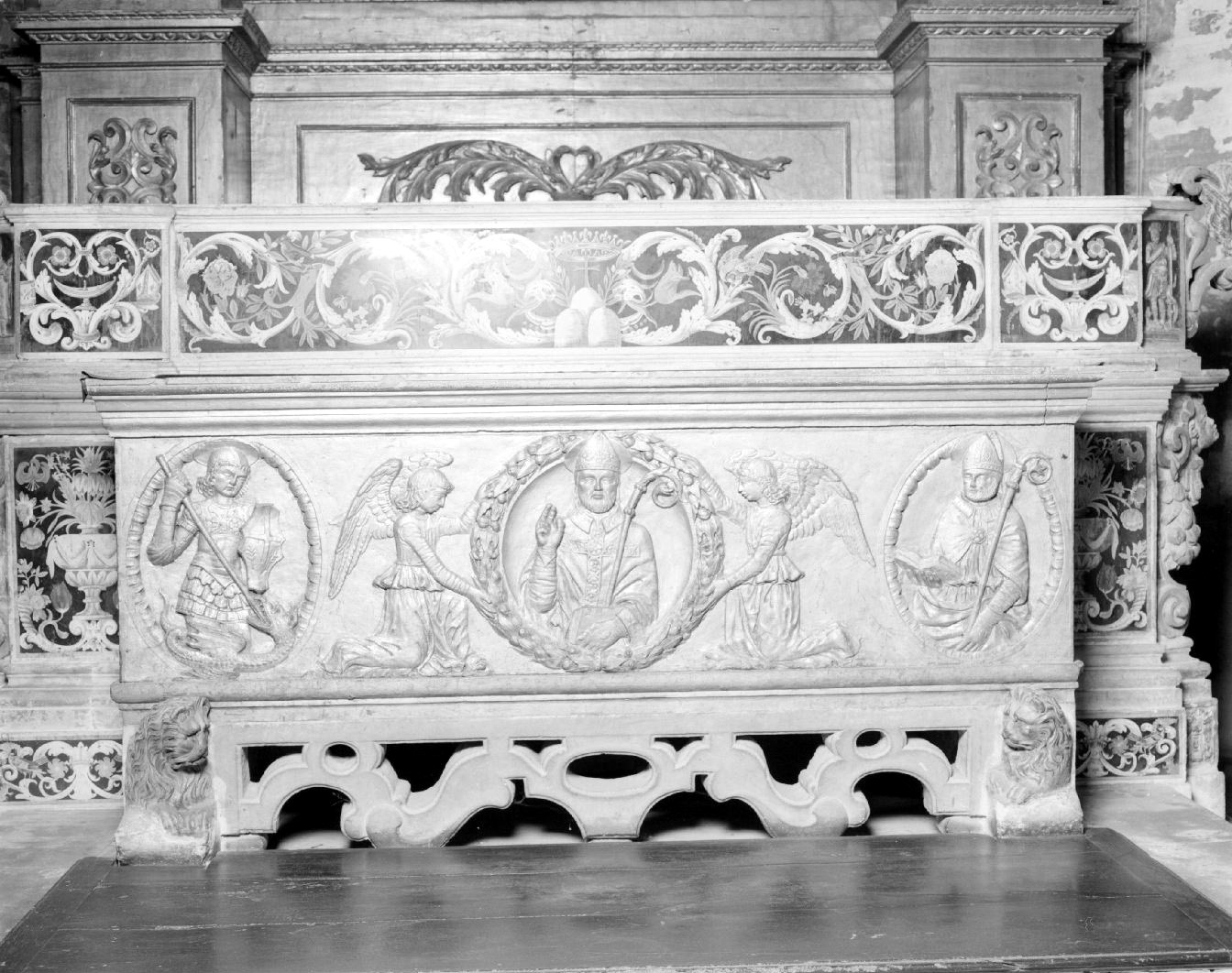 Beato Alberto Pandoni tra angeli, San Giorgio e San Maurelio (sarcofago) - ambito ferrarese (seconda metà sec. XV)