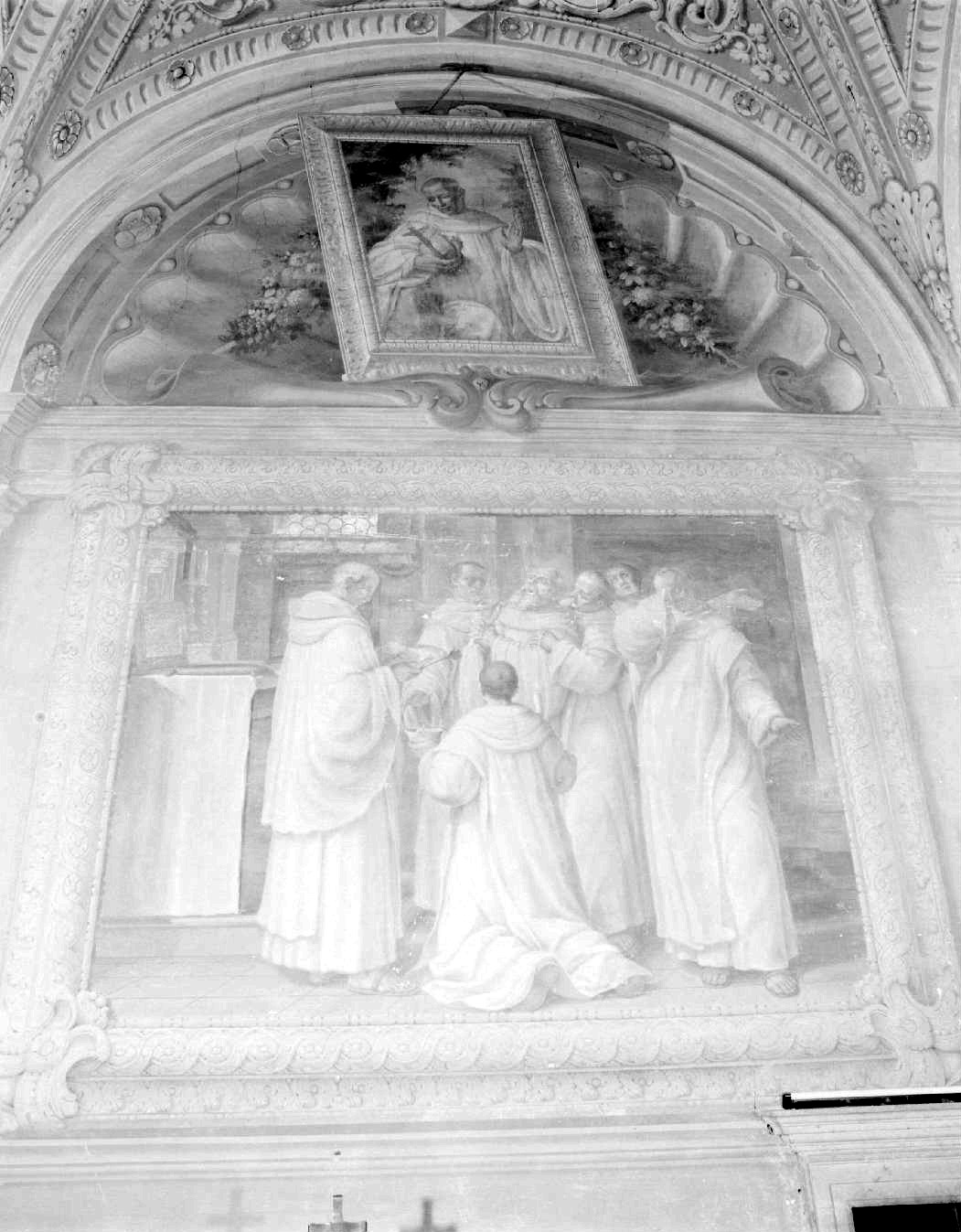 Finto quadro con santo benedettino in finta nicchia con fiori e miracolo di San Benedetto (decorazione plastico-pittorica) di Ferrari Francesco (ultimo quarto sec. XVII)