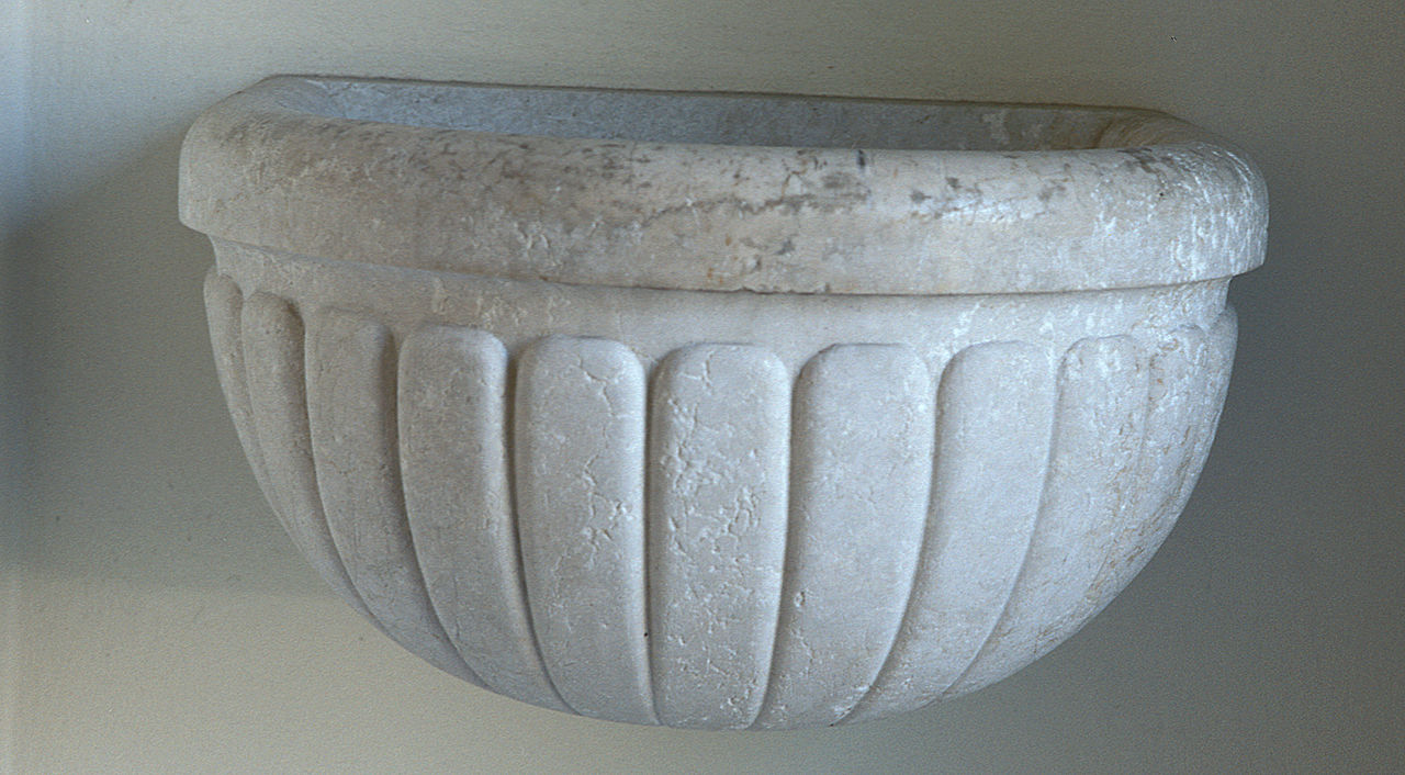 acquasantiera da parete - bottega ferrarese (sec. XX)