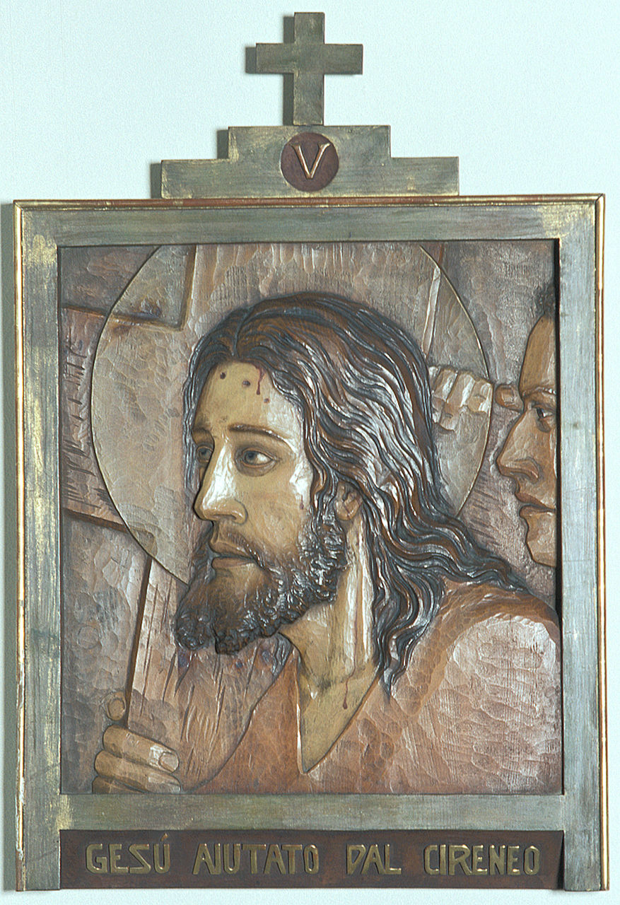 stazione V: Gesù aiutato da Simone il Cireneo a portare la croce (rilievo, elemento d'insieme) - bottega emiliana (terzo quarto sec. XX)