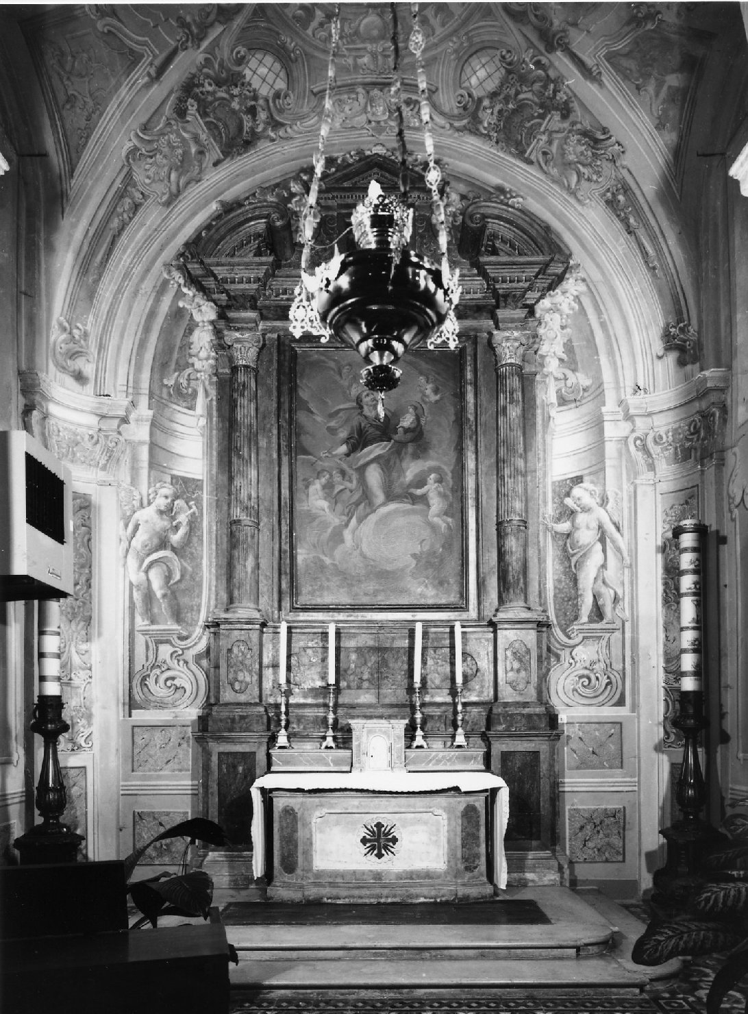 motivi decorativi architettonici; angeli con i simboli della Passione; simbolo di San Luca (dipinto) di Gavirati Antonio (sec. XVIII)