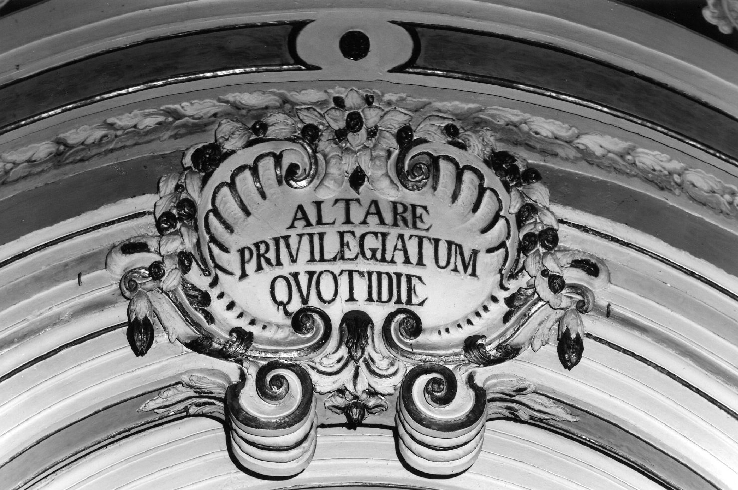 cartiglio con iscrizione (rilievo) - manifattura ferrarese (sec. XVIII)