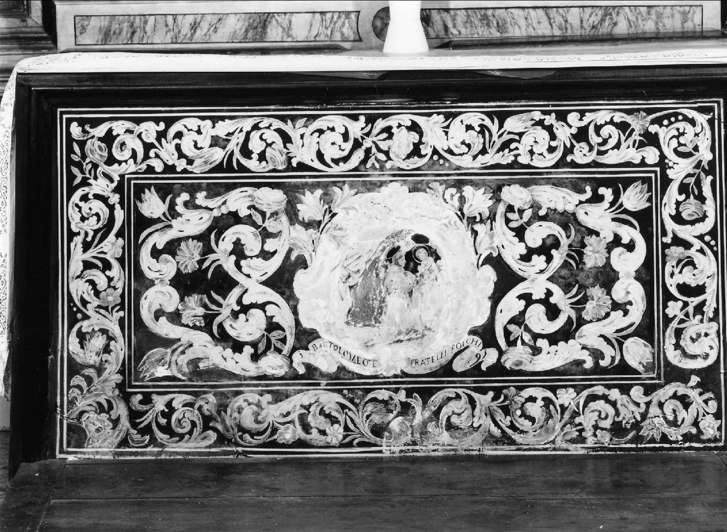 motivi decorativi vegetali; Sant'Antonio da Padova e Gesù Bambino (paliotto) - manifattura carpigiana (sec. XVII)