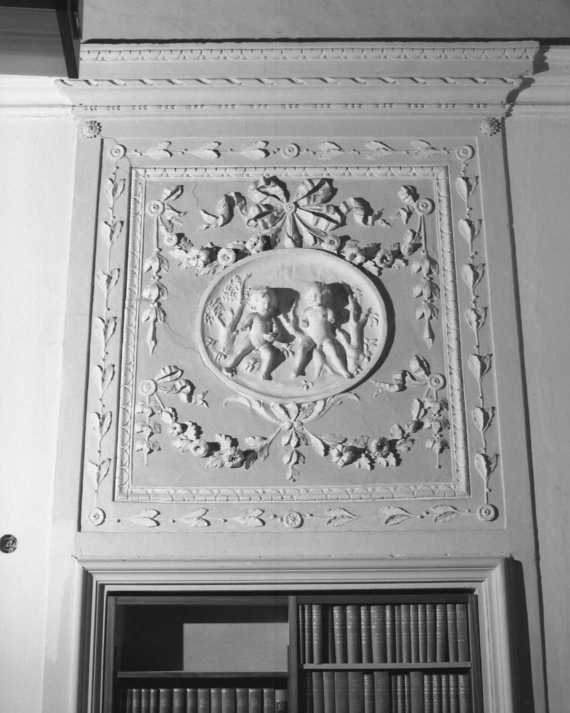 sovrapporta, insieme - bottega ferrarese (fine sec. XVIII)