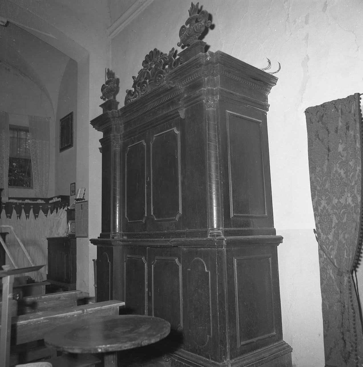 mobile da sacrestia con alzata - bottega emiliana (sec. XVII)