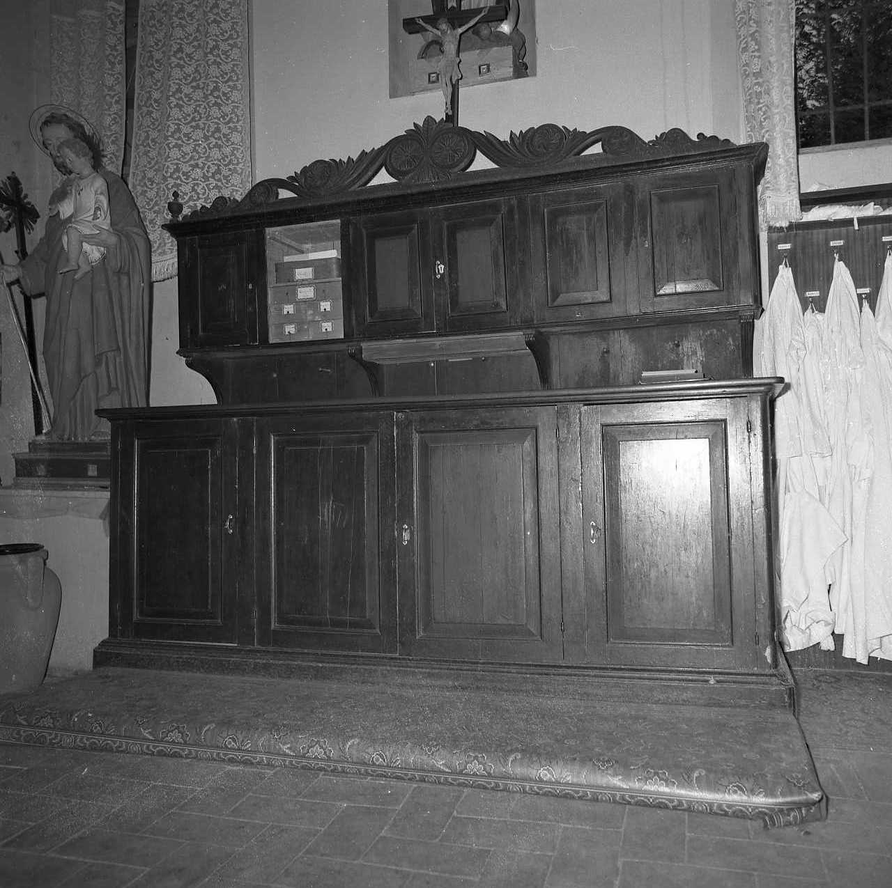 mobile da sacrestia con alzata - bottega emiliana (sec. XVII)