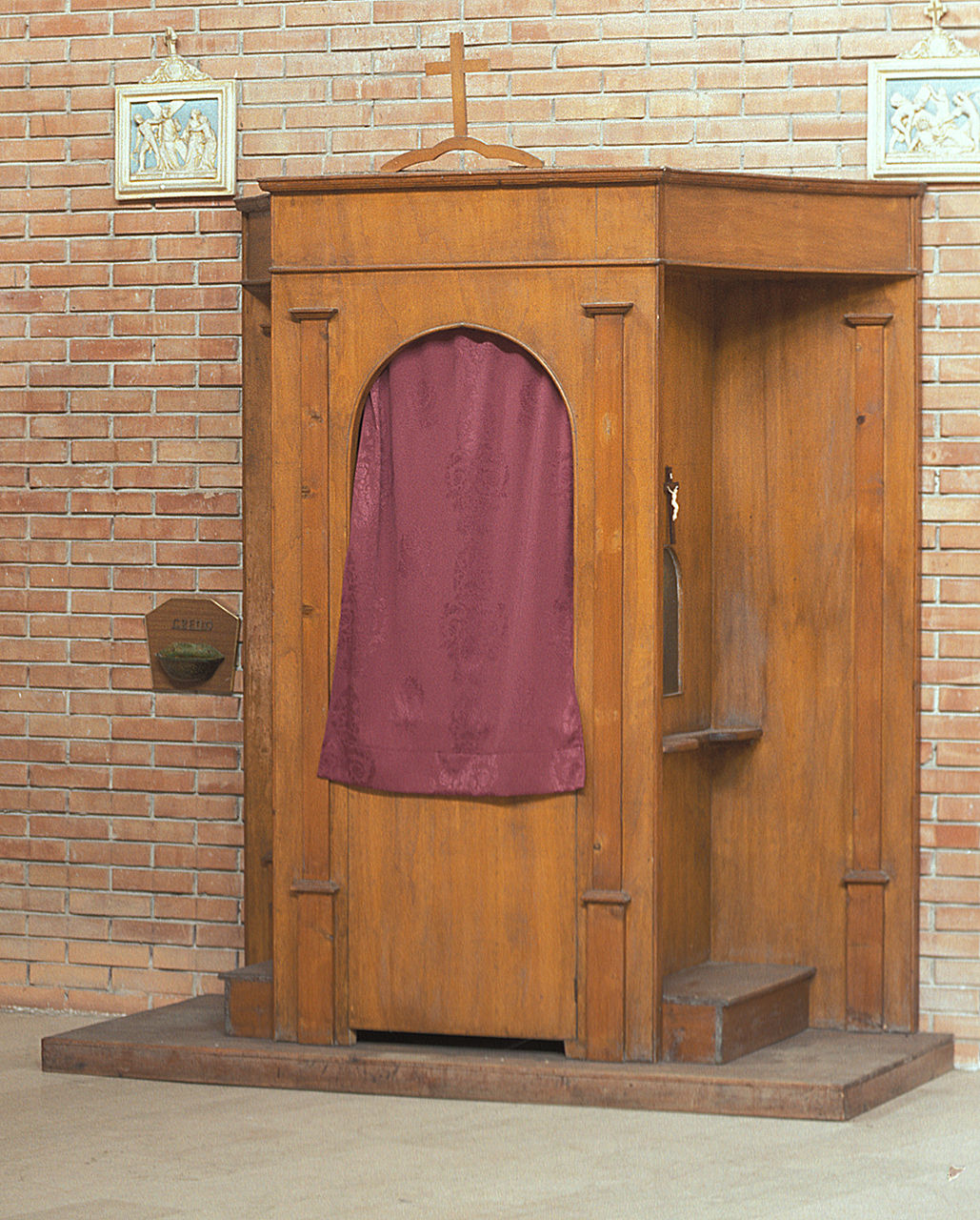 confessionale - bottega ferrarese (sec. XX)