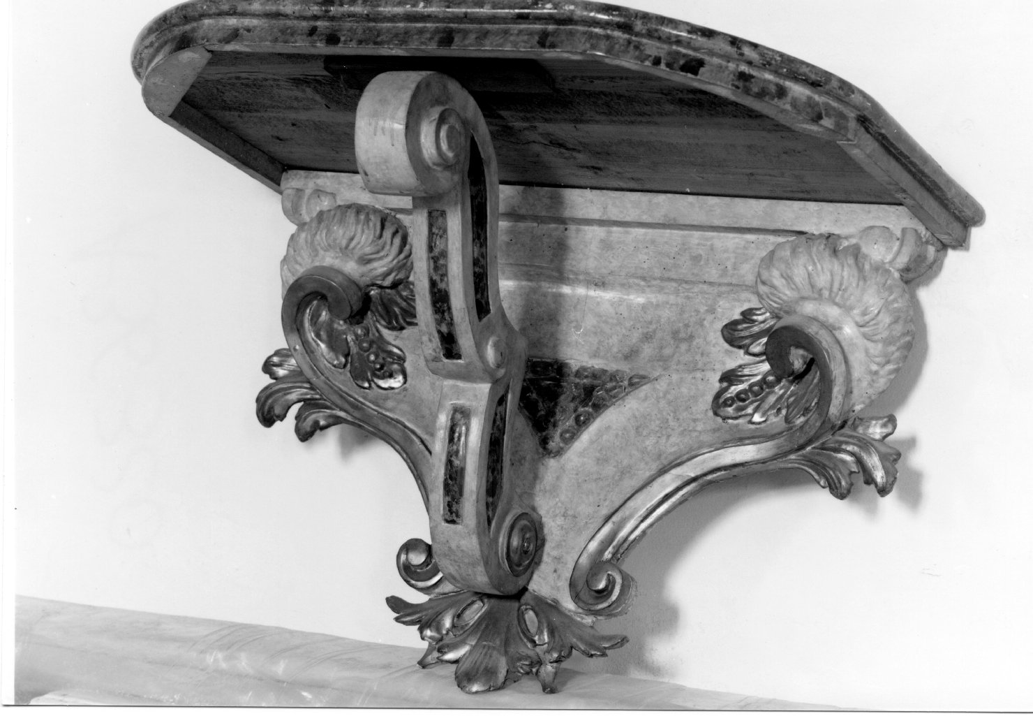 mensola, serie - manifattura ferrarese (sec. XX)