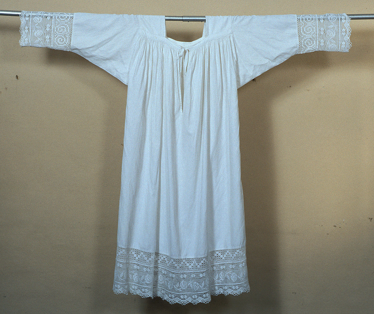 camice, opera isolata - manifattura italiana (primo quarto sec. XX)