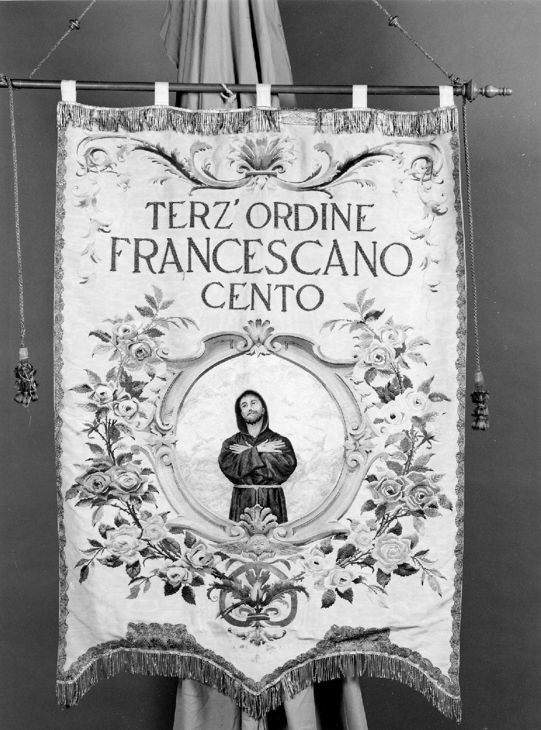San Francesco d'Assisi; motivi decorativi vegetali (stendardo processionale) - manifattura emiliana (sec. XX)