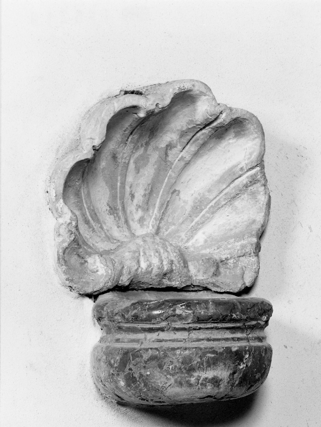 acquasantiera - a conchiglia - manifattura emiliana (sec. XVIII)