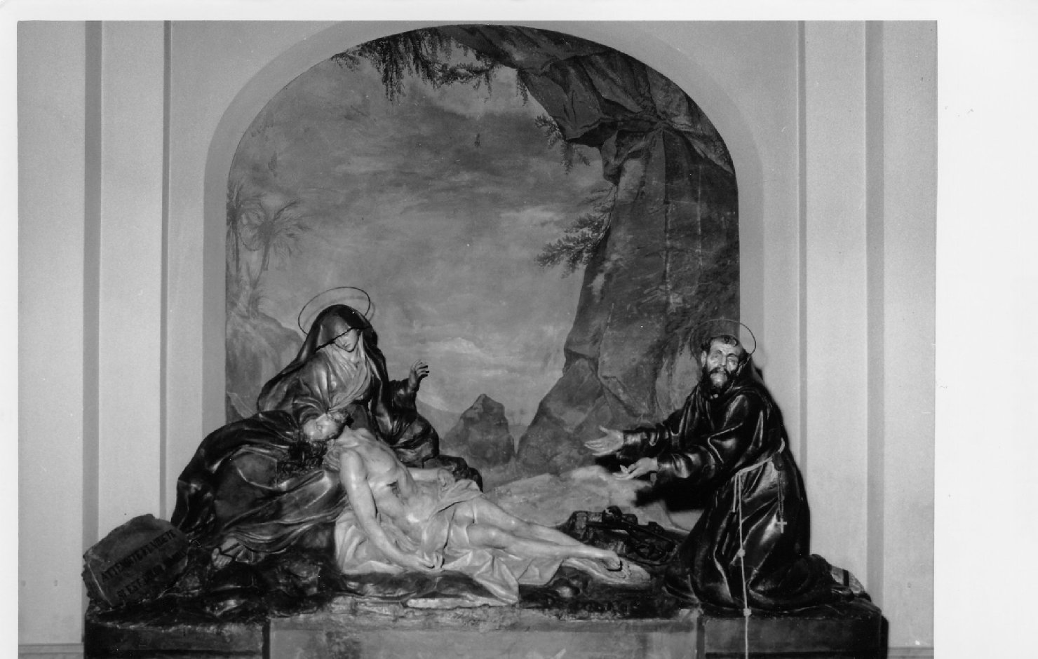 Pietà con San Francesco (gruppo scultoreo) di Arrigucci Fabrizio detto Francese, Piò Angelo (seconda metà, metà sec. XVII, sec. XVIII)