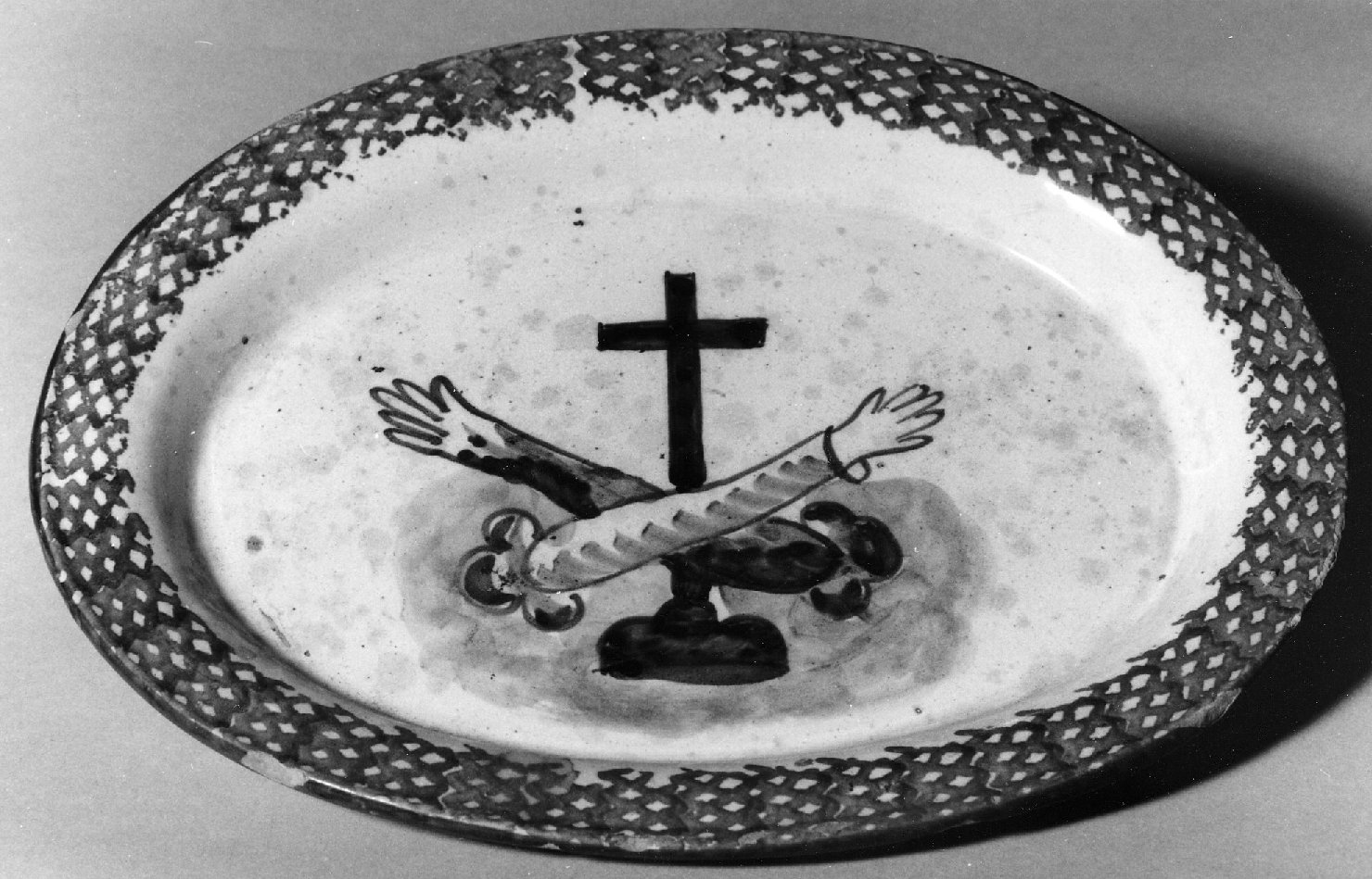 Simbolo francescano con due braccia incrociate su un crocifisso (piatto) - manifattura Italia centro-settentrionale (seconda metà sec. XIX)