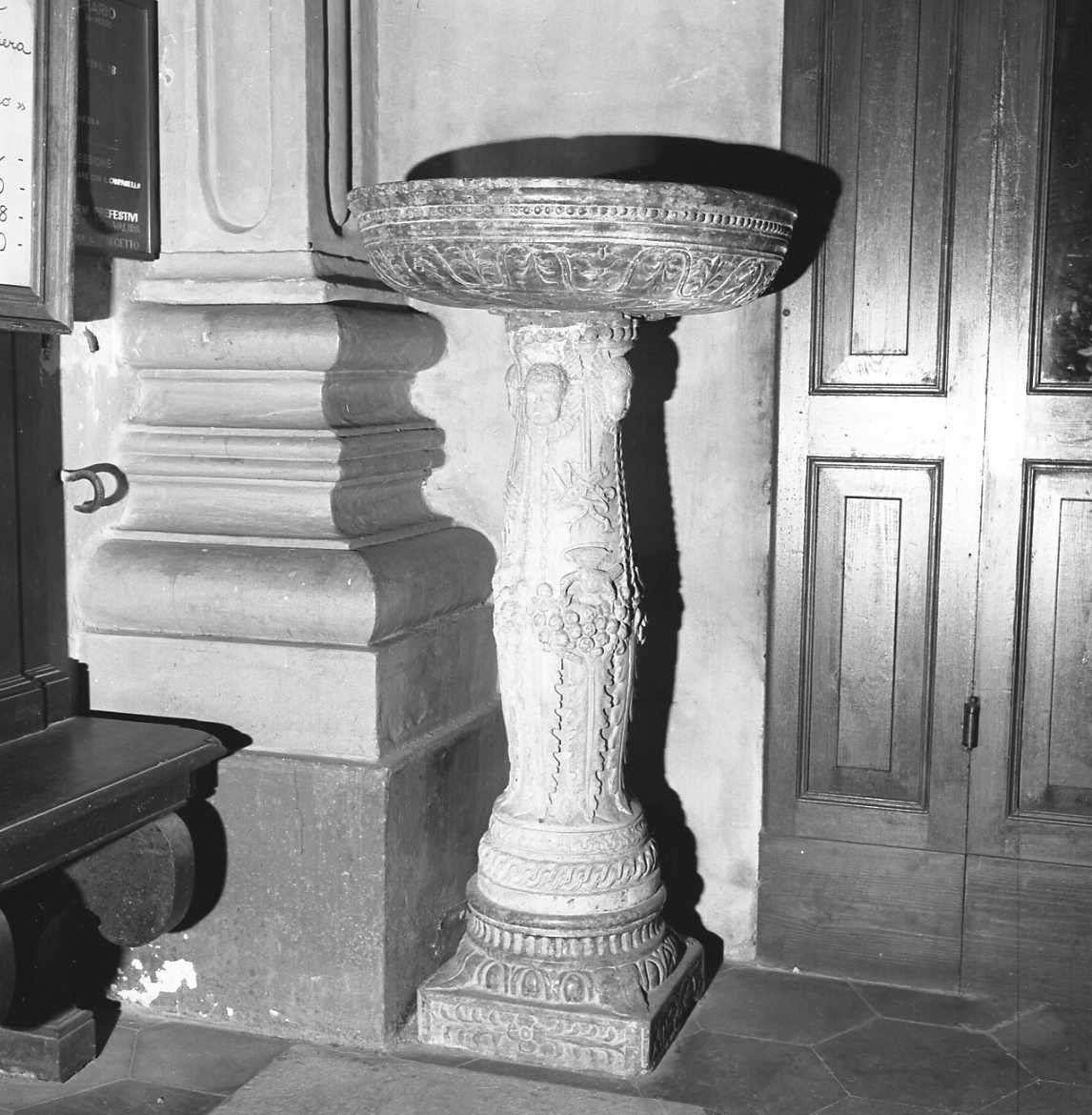 acquasantiera - a fusto - ambito dell'Italia centrale (primo quarto sec. XVI)