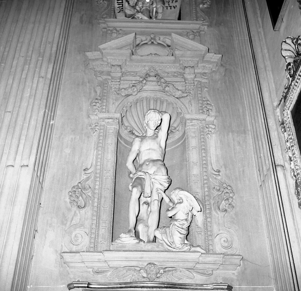 San Sebastiano soccorso dall'angelo (statua) di Tedeschi Giovanni detto Todeschino (prima metà sec. XVII)