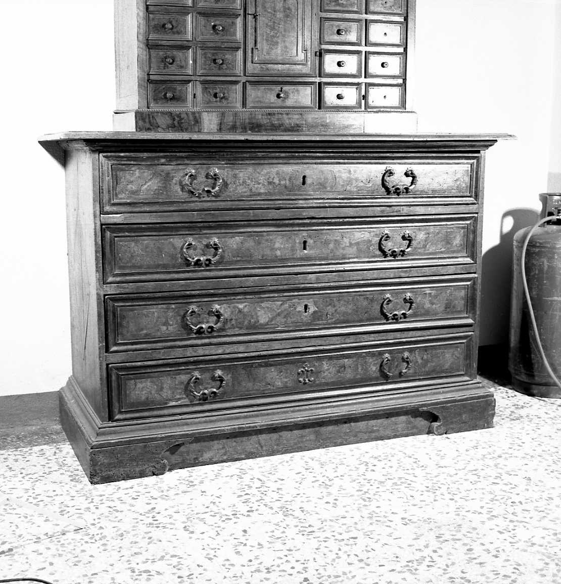 cassettone con alzata - manifattura emiliana (prima metà sec. XVIII)