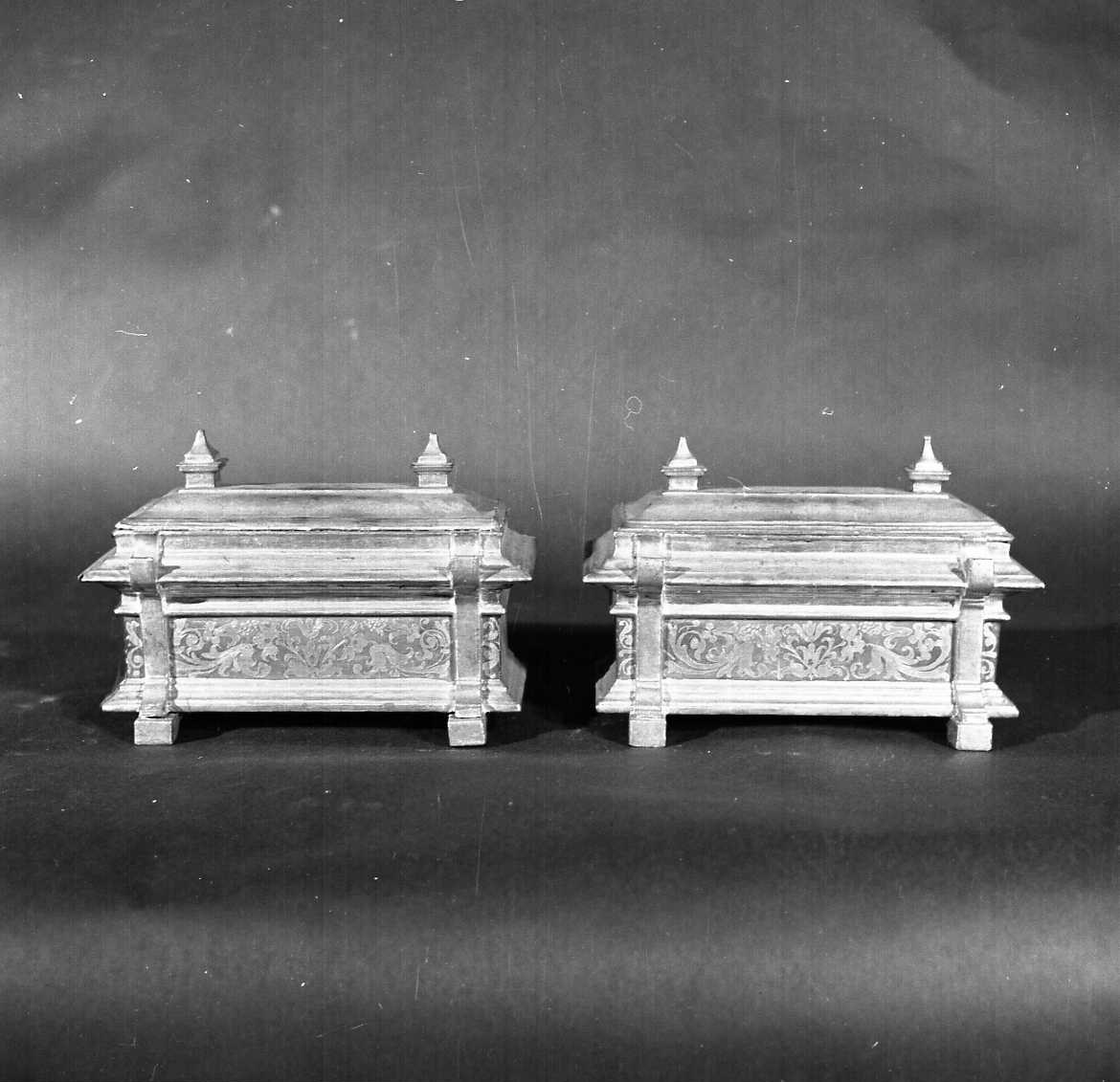 reliquiario a teca - a sarcofago, serie - manifattura emiliana (prima metà sec. XVIII)