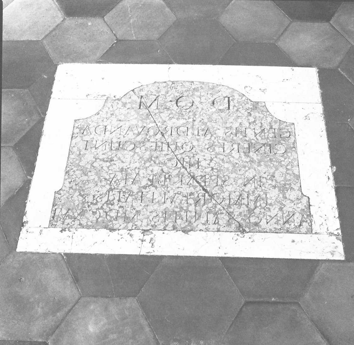 lapide tombale - manifattura Italia centro-settentrionale (primo quarto sec. XVII)