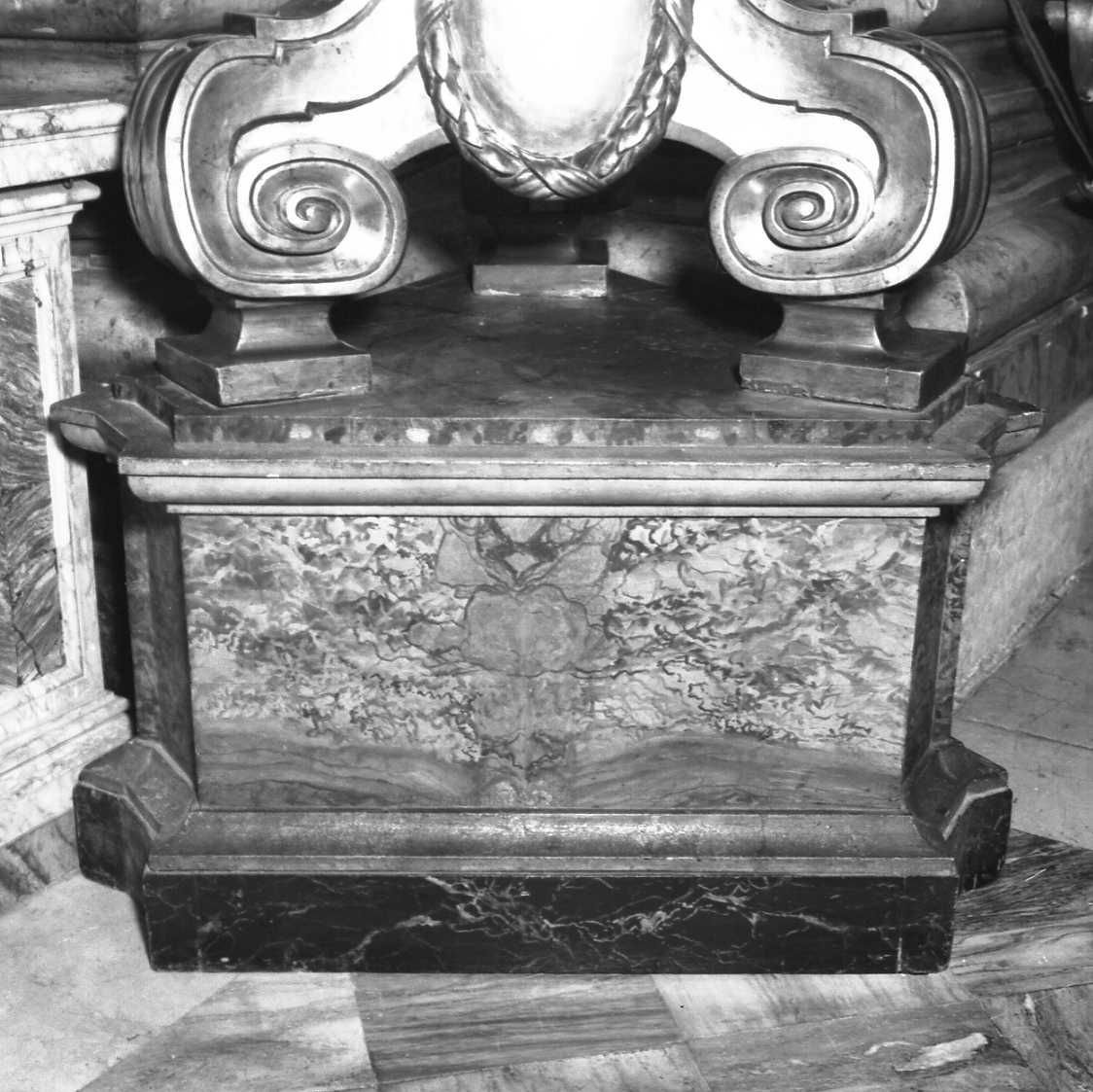 base di candeliere, serie - manifattura bolognese (prima metà sec. XVII)