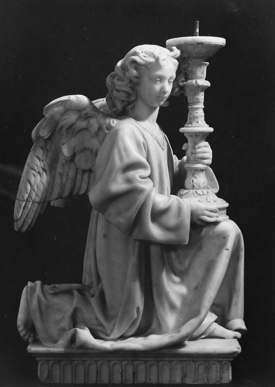 Angelo reggicandelabro (scultura, elemento d'insieme) di Niccolò de Apulia detto Niccolò dell'Arca (sec. XV)