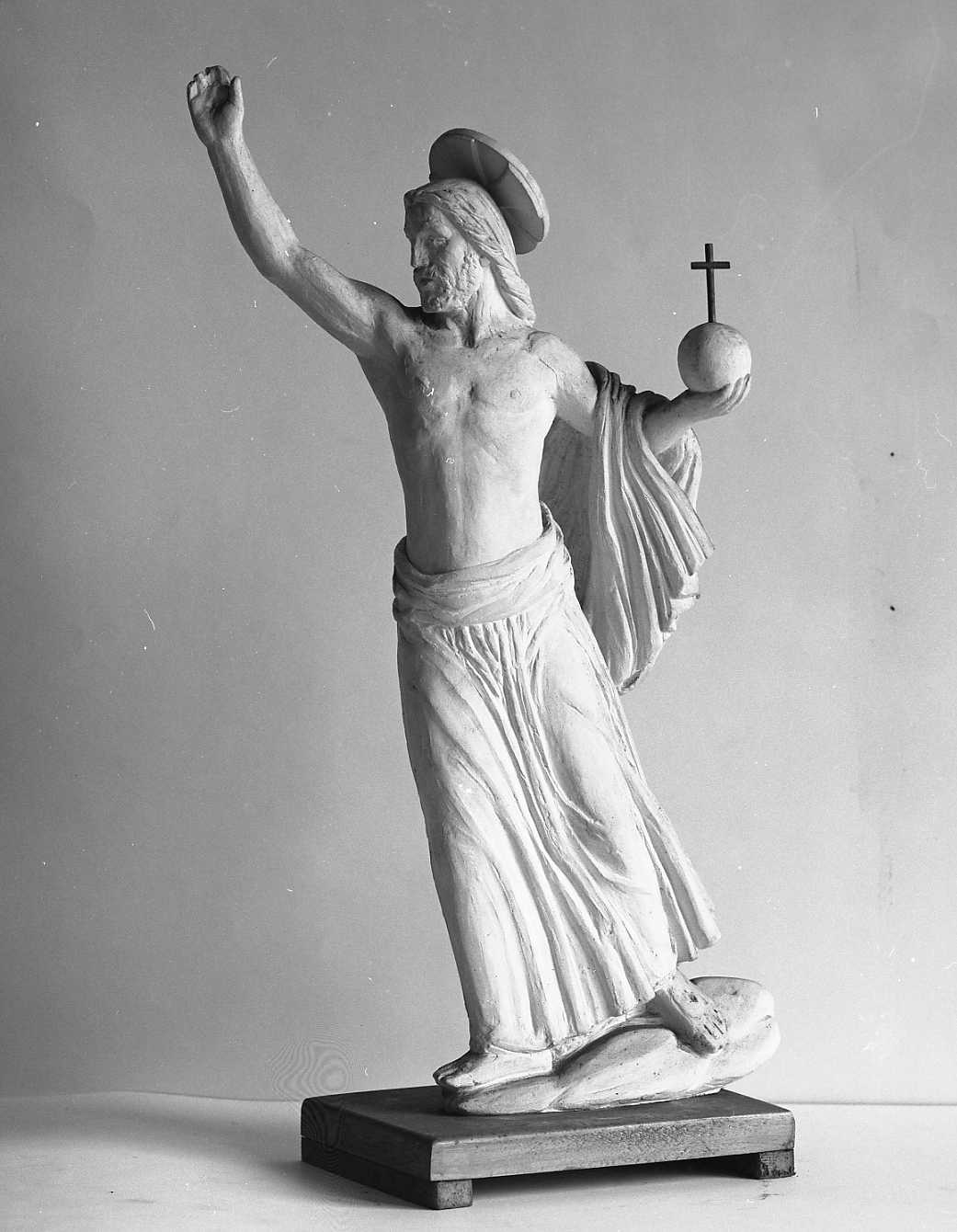 Cristo risorto (statuetta devozionale) di Pini Carlo (secondo quarto sec. XX)