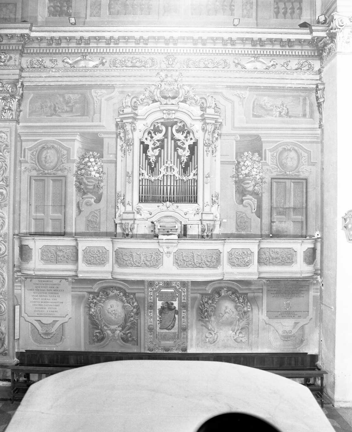 Motivi decorativi vegetali con vasi e festoni; finte architetture; allegorie (decorazione pittorica) di Orsoni Giuseppe (sec. XVIII)