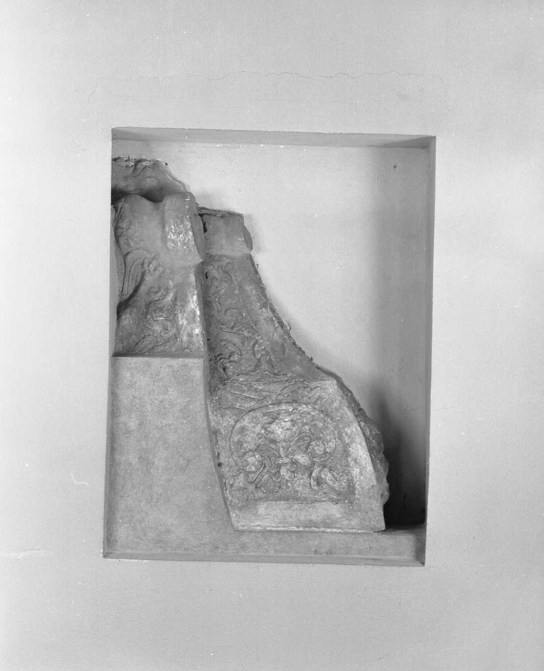 cenotafio, frammento - ambito emiliano (secc. XV/ XVI)