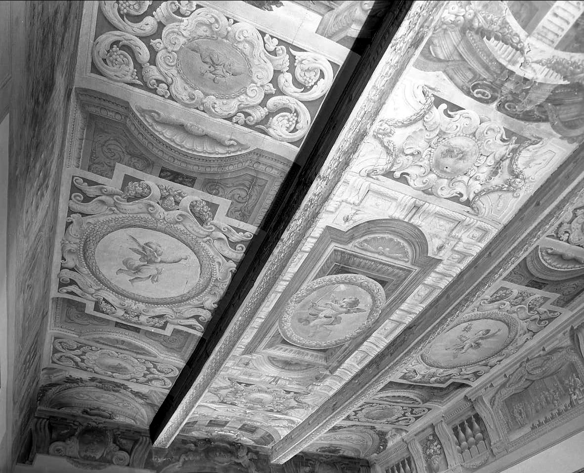 motivi decorativi a medaglioni; virtù, motivi decorativi geometrici e vegetali (decorazione pittorica) di Alboresi Giacomo (sec. XVII)