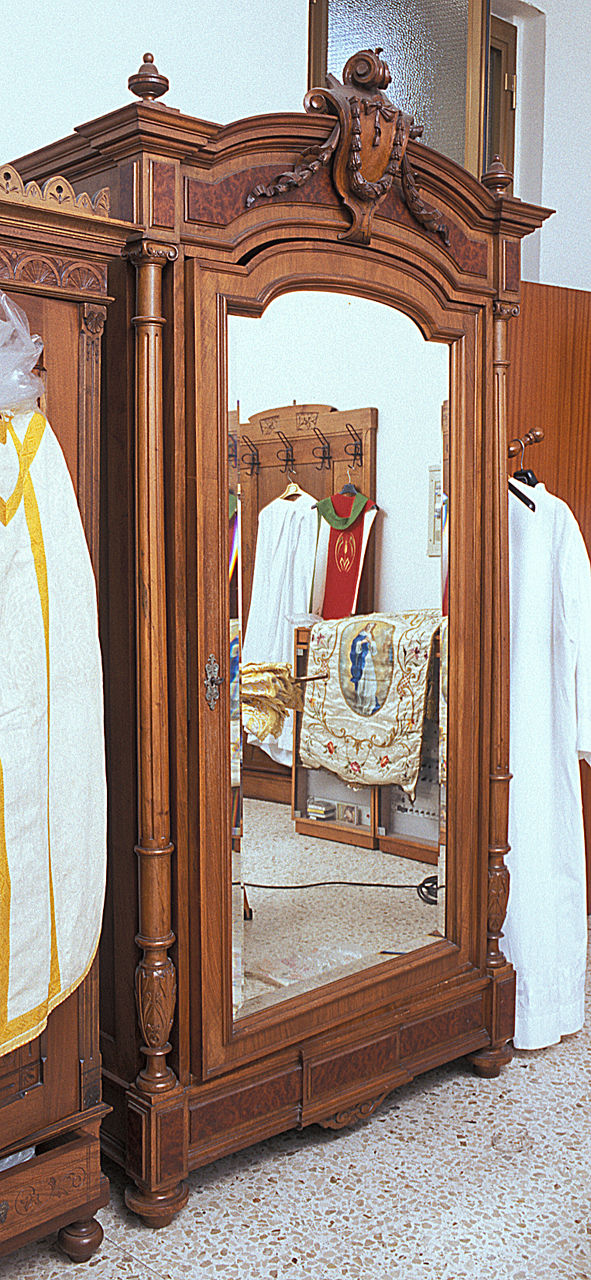 armadio, elemento d'insieme - bottega emiliana (primo quarto sec. XX)