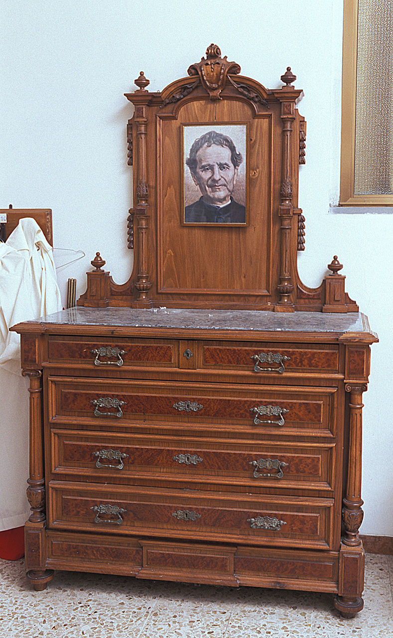 cassettone, elemento d'insieme - bottega emiliana (primo quarto sec. XX)