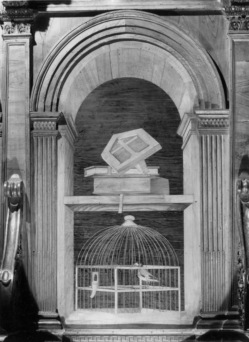 natura morta con gabbia e libri (decorazione a intarsio, elemento d'insieme) di Sacca Paolo (sec. XVI)
