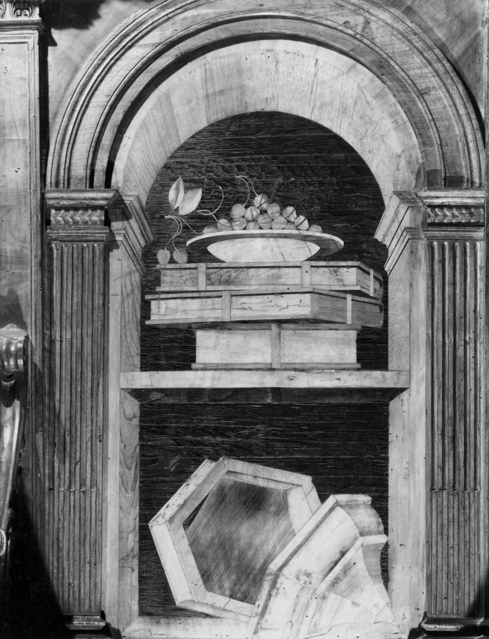 natura morta con scatola, libri e frutta (decorazione a intarsio, elemento d'insieme) di Sacca Paolo (sec. XVI)