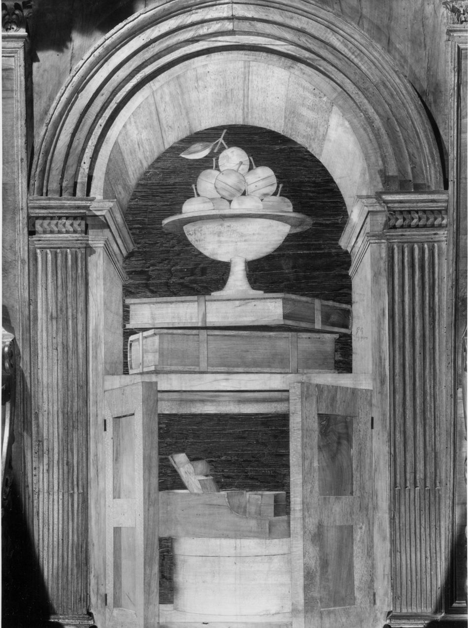 natura morta con libri, frutta e strumenti da lavoro (decorazione a intarsio, elemento d'insieme) di Sacca Paolo (sec. XVI)