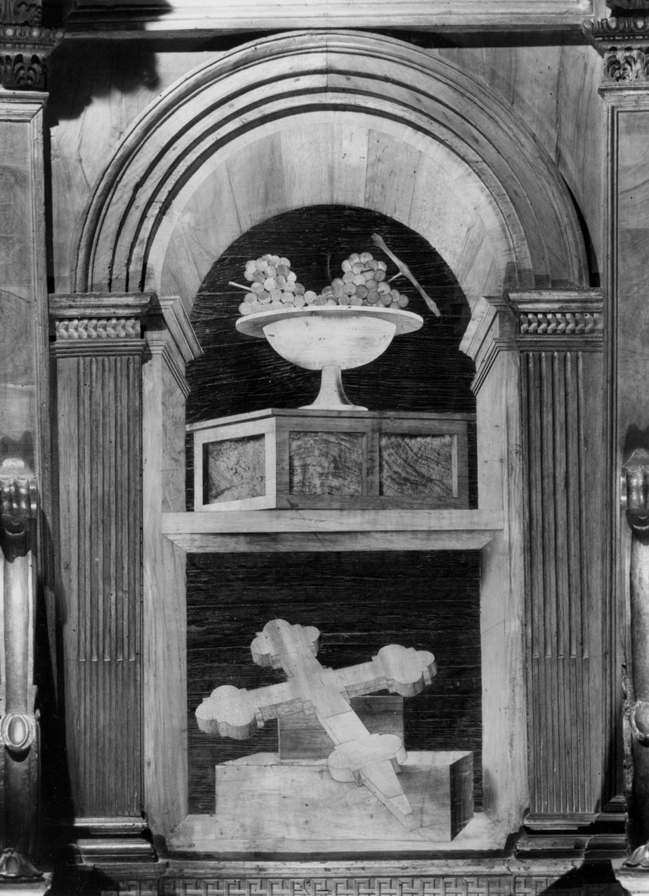 natura morta con scatole, croce e frutta (decorazione a intarsio, elemento d'insieme) di Sacca Paolo (sec. XVI)