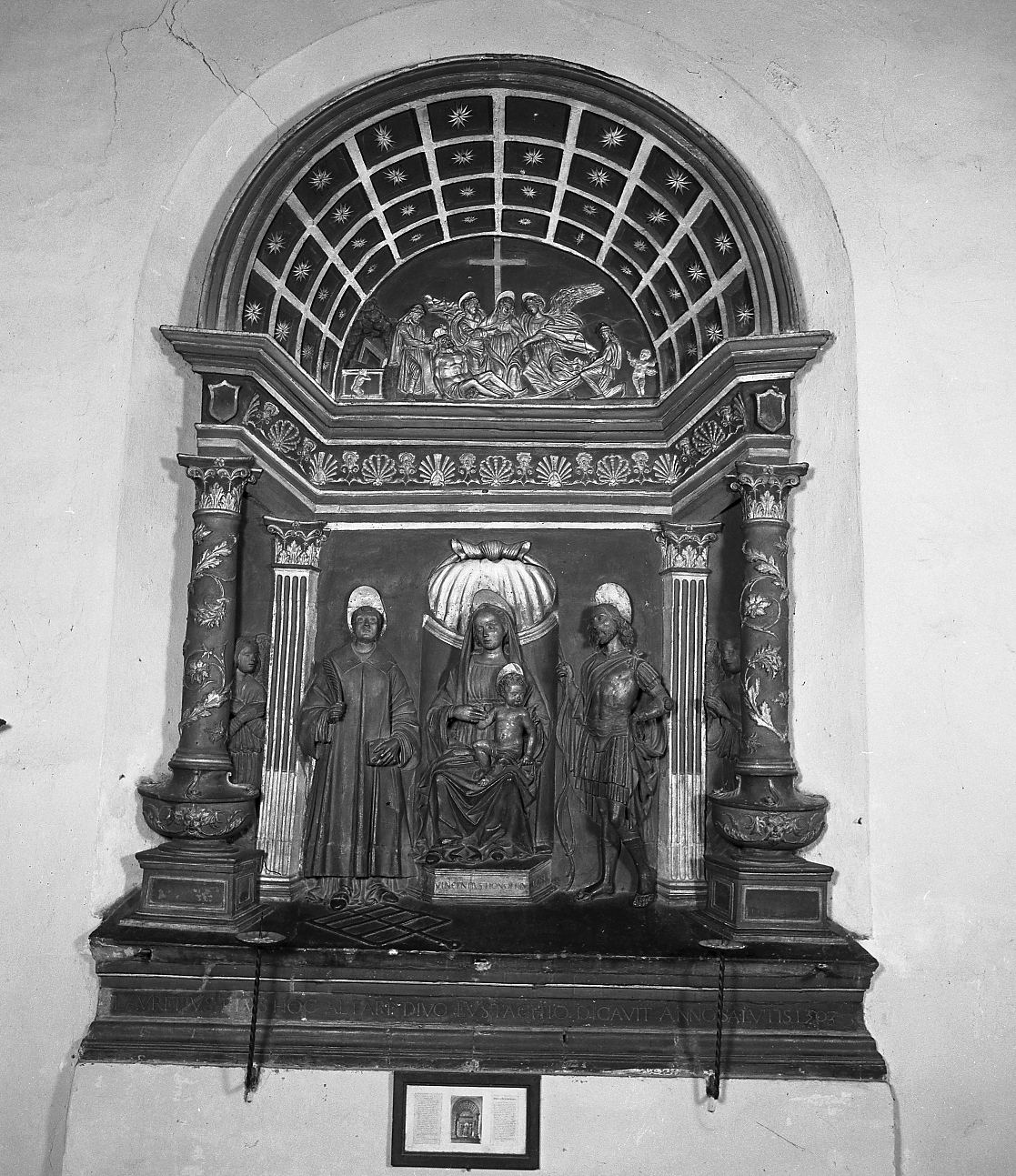Madonna in trono con San Lorenzo e Sant'Eustachio (rilievo) di Onofri Vincenzo (sec. XVI)