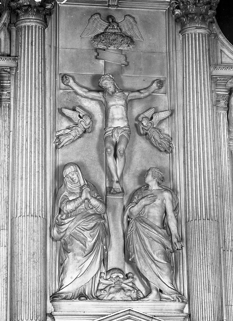 crocifissione di Cristo con la Madonna e San Giovanni Envangelista (gruppo scultoreo, elemento d'insieme) di Montorsoli Giovanni Angelo (e aiuti) (sec. XVI)