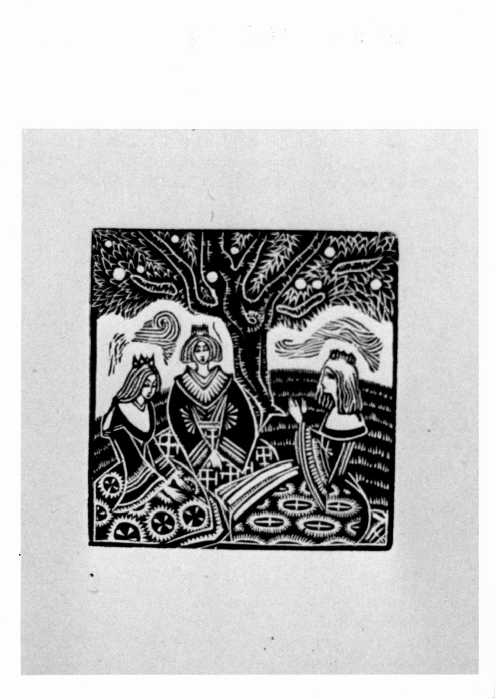 Le princesses au pommier doux, Tre fanciulle sotto un albero (stampa) di Stuyvaert Victor (sec. XX)