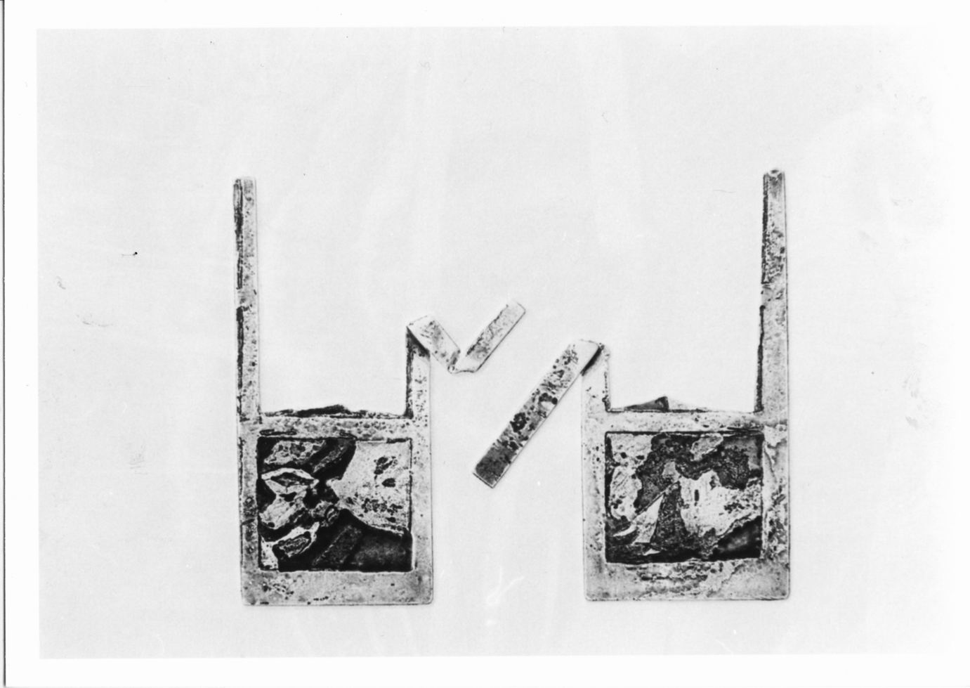 Coppia di tavolini con gamba piegata (stampa a colori) di Burton Clive (sec. XX)