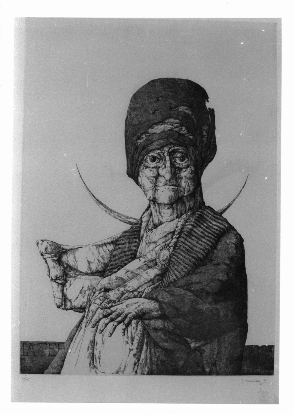 La anunçiada, Vecchia donna a mezza figura e falce di luna (stampa) di Hernandez José (sec. XX)
