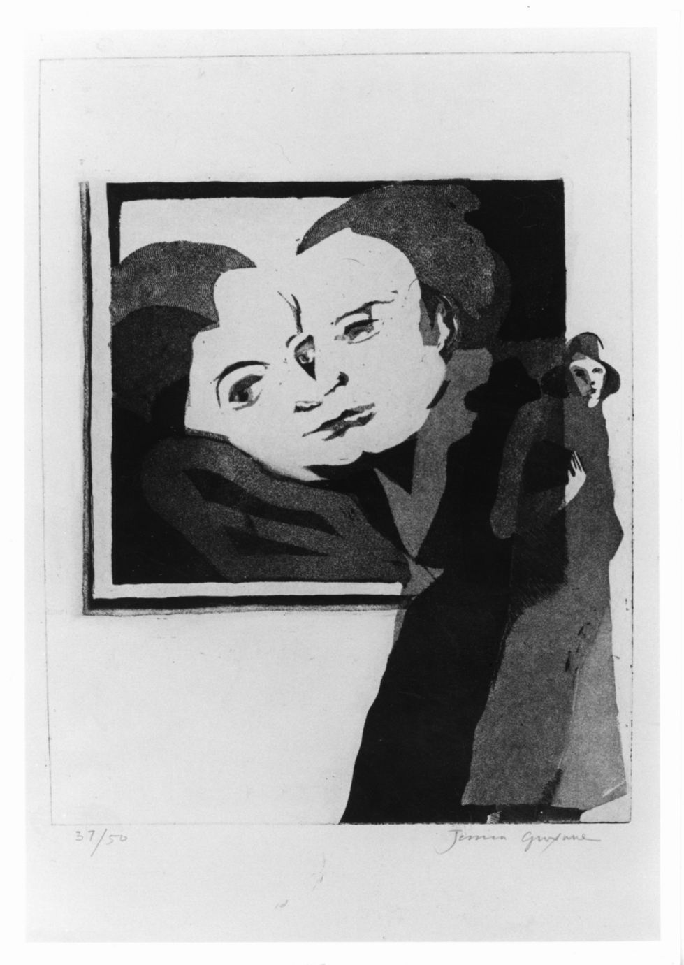 Figura in piedi davanti a schermo cinematografico con due volti accostati (stampa) di Gwynne Jessica (sec. XX)