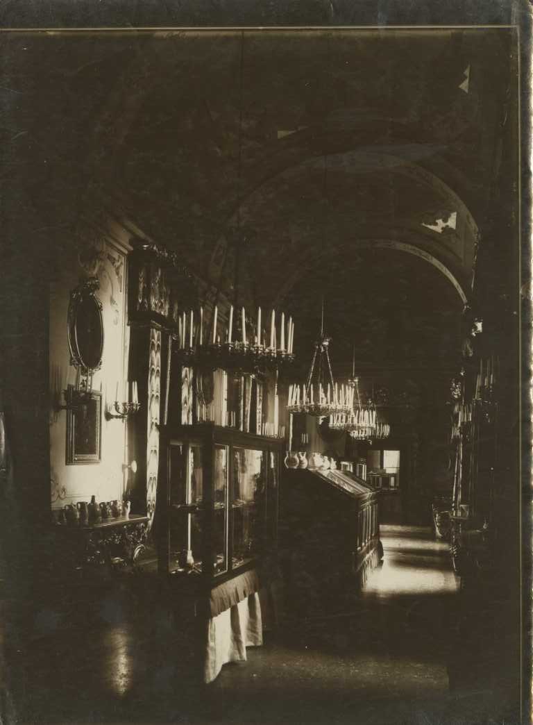 Bologna/ Palazzo Montpensier, oggi Caprara/ Interno con esposizione della Collezione d'Arte nel 1923 (positivo) di Anonimo (XX)