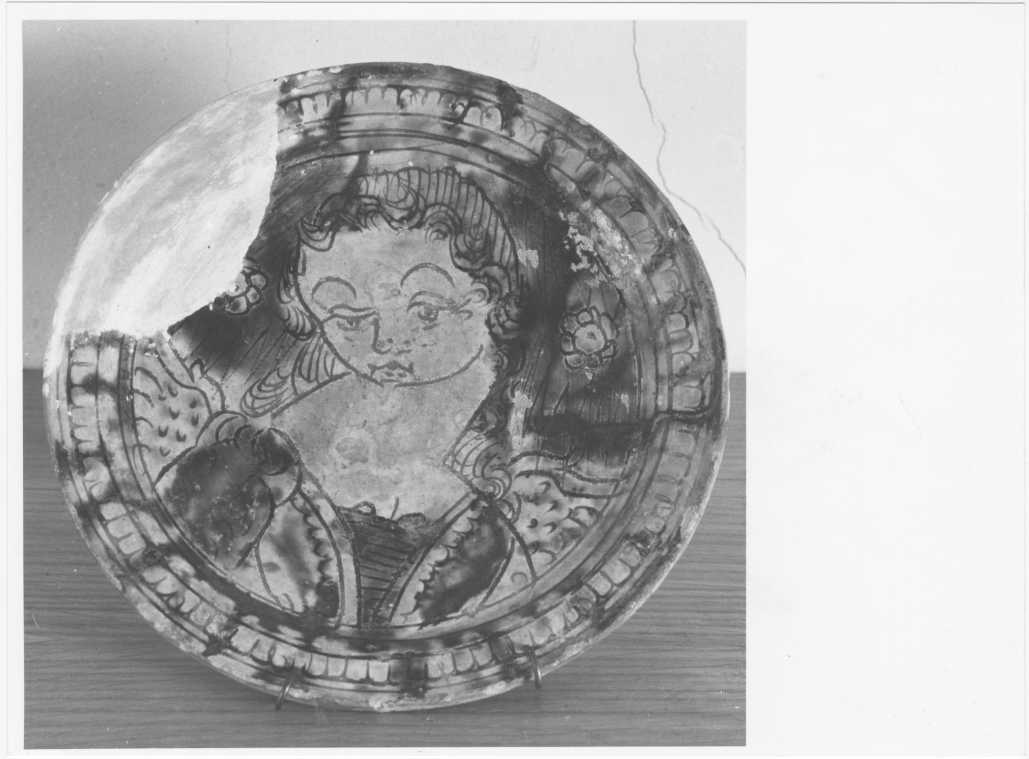Anonimo romagnolo/ Piatto in ceramica con testa di donna/ Museo Nazionale/ Ravenna (positivo) di Laboratorio Fotografico Soprintendenza delle province di Ravenna, Ferrara e Forlì - Scuola Romagnola (XIX/ XX)