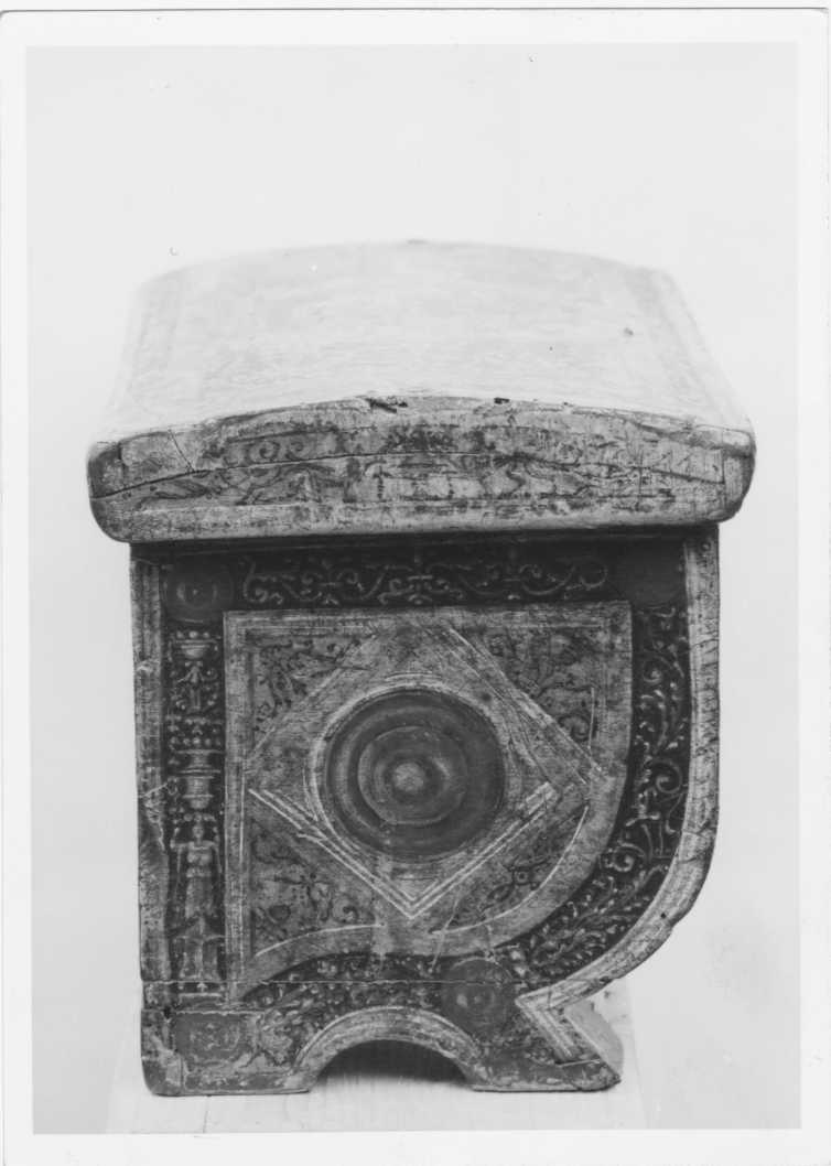 Manifattura Romagnola del XVI secolo/ Cassapanca in legno decorata a motivi floreali/ Collocazione sconosciuta (positivo) di Anonimo (XIX/ XX)