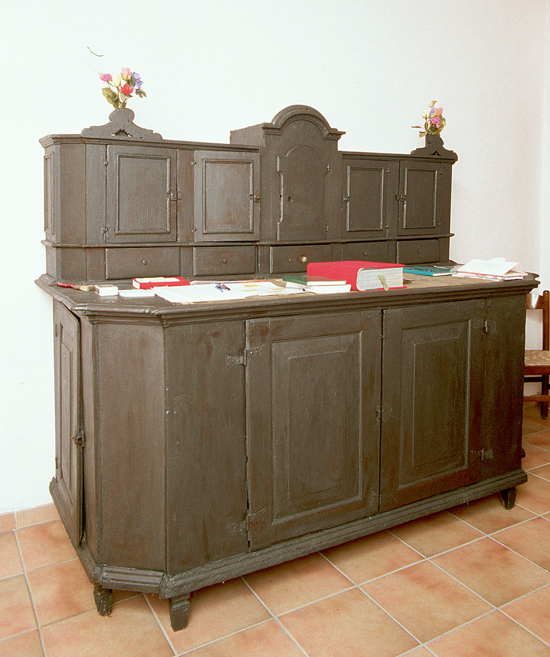 credenza da sacrestia con alzata - manifattura ferrarese (ultimo quarto sec. XVIII)