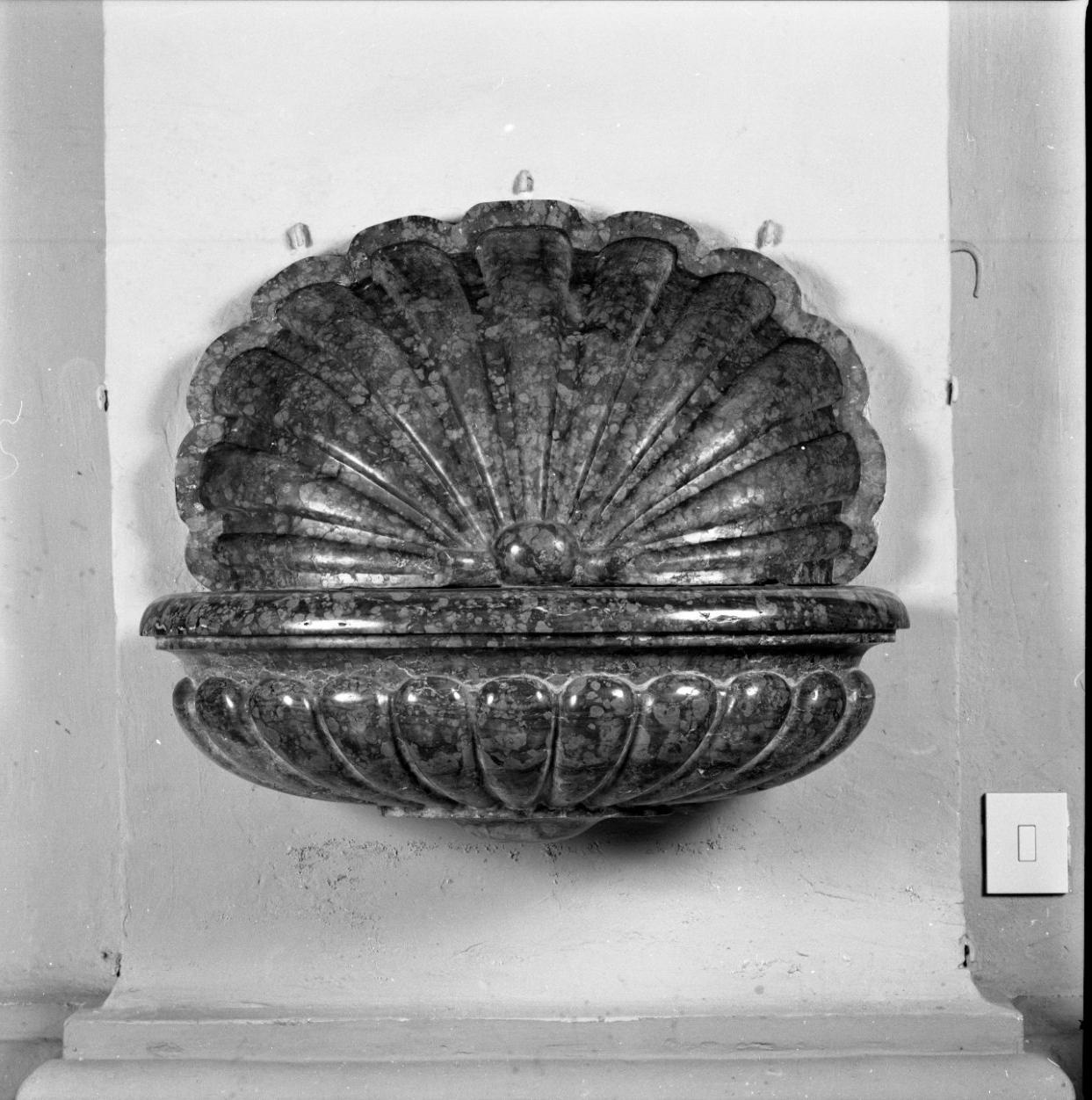 acquasantiera - a conchiglia, serie - manifattura veronese (sec. XVII)