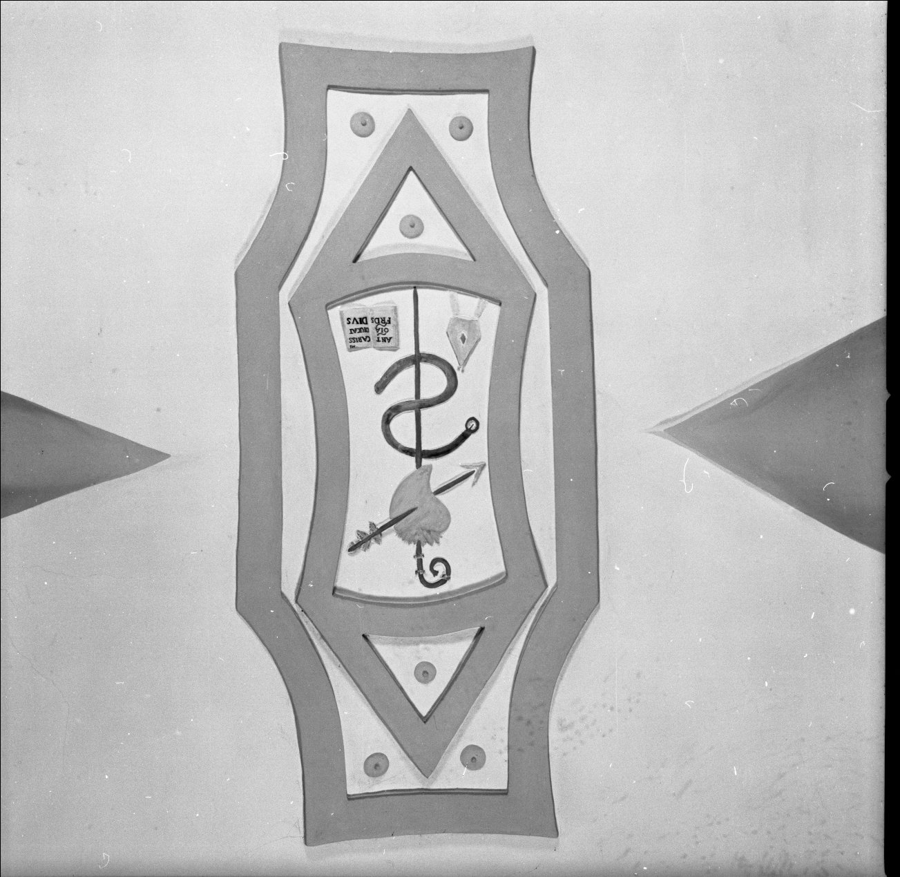 emblemi dell'Ordine Agostiniano (decorazione plastico-pittorica) - manifattura ferrarese (metà sec. XVII)