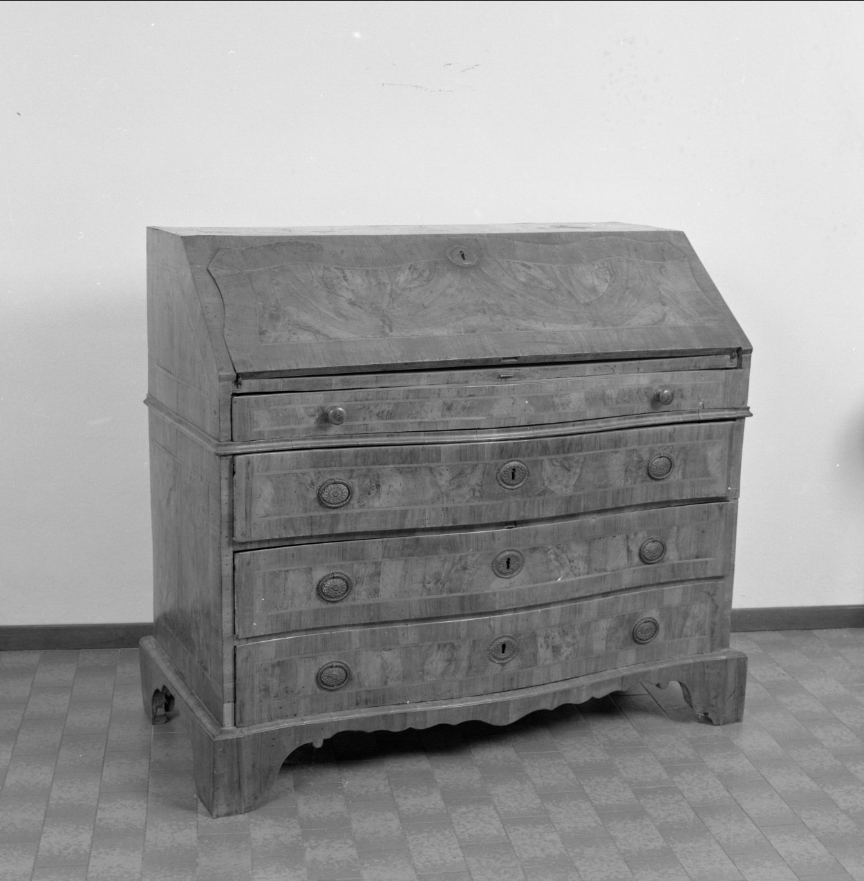 cassettone - a ribalta, serie - manifattura emiliana (ultimo quarto sec. XVIII)